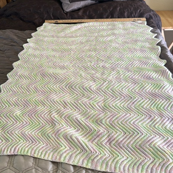 Adorable handmade crib blanket or lap blanket - Picture 1 of 6